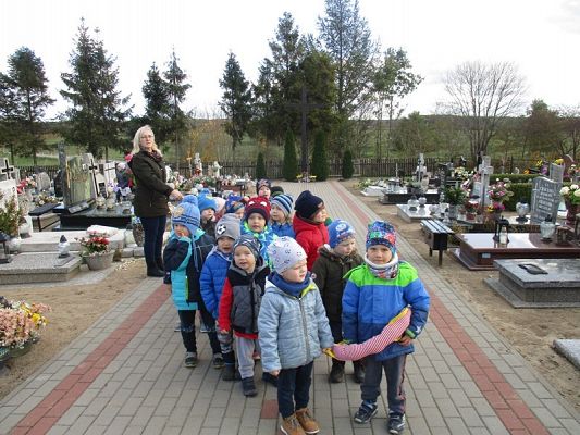 Grafika #15: "Pamiętajmy o tych co odeszli'' - Przedszkolaki z wizytą na cmentarzu