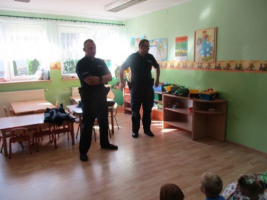  Grafika #0: Policjanci i Pan Mrówka w przedszkolu
