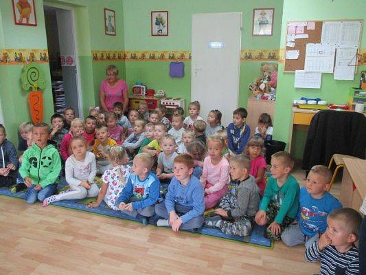 Grafika #5: Policjanci i Pan Mrówka w przedszkolu