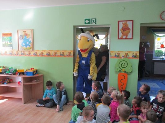 Grafika #6: Policjanci i Pan Mrówka w przedszkolu