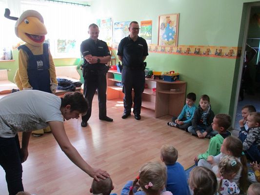 Grafika #8: Policjanci i Pan Mrówka w przedszkolu