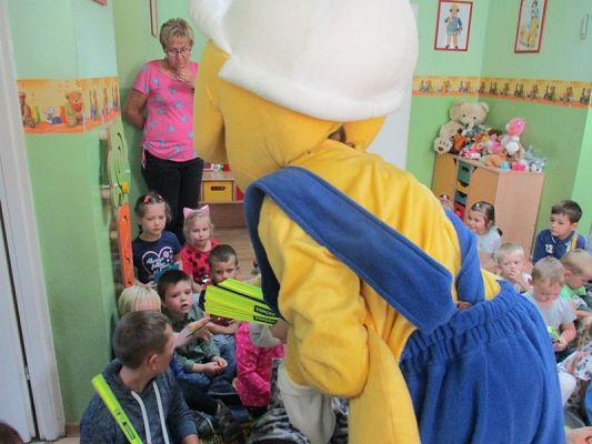 Grafika #11: Policjanci i Pan Mrówka w przedszkolu