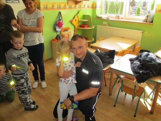Grafika #17: Policjanci i Pan Mrówka w przedszkolu