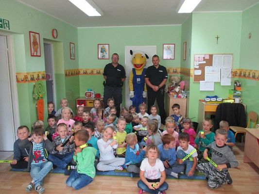 Grafika #16: Policjanci i Pan Mrówka w przedszkolu