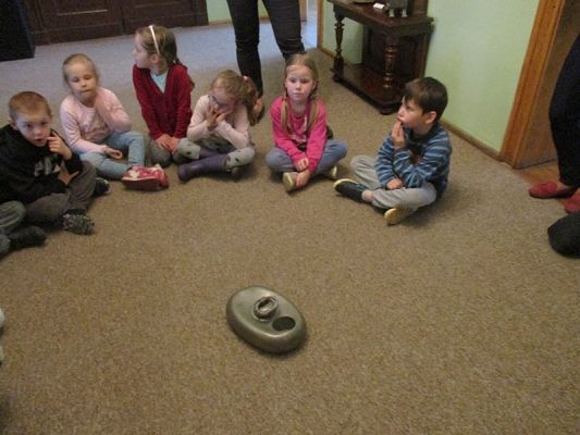 Grafika #21: Starszaki z wizytą w muzeum