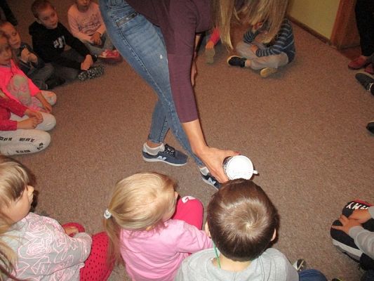 Grafika #25: Starszaki z wizytą w muzeum