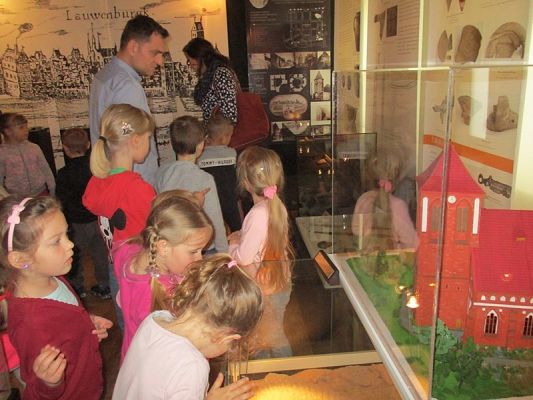 Grafika #30: Starszaki z wizytą w muzeum