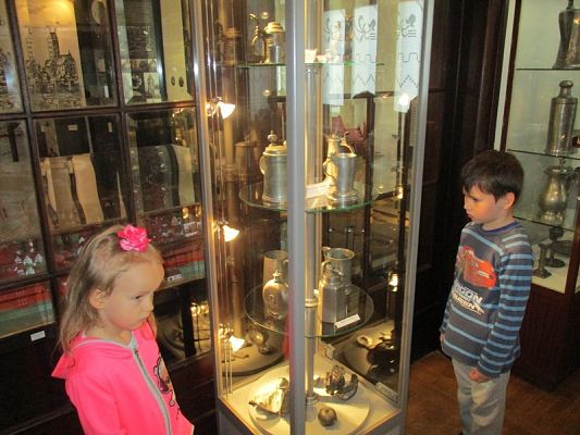 Grafika #32: Starszaki z wizytą w muzeum