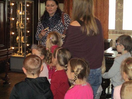 Grafika #23: Starszaki z wizytą w muzeum