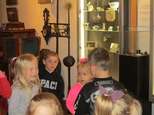 Grafika #24: Starszaki z wizytą w muzeum