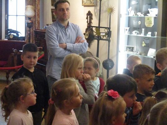 Grafika #26: Starszaki z wizytą w muzeum