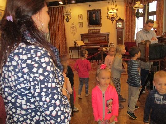 Grafika #38: Starszaki z wizytą w muzeum