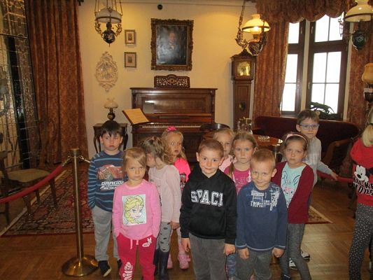 Grafika #34: Starszaki z wizytą w muzeum