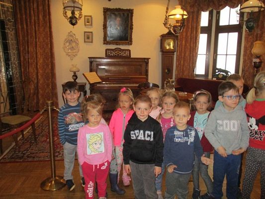 Grafika #33: Starszaki z wizytą w muzeum