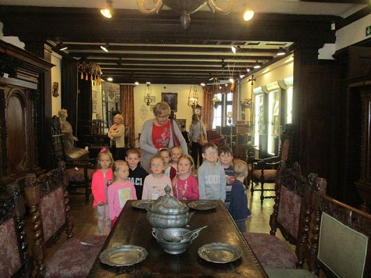 Grafika #36: Starszaki z wizytą w muzeum