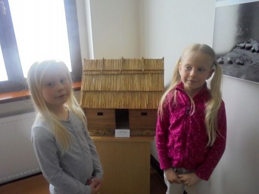  Grafika #2: Starszaki z wizytą w muzeum