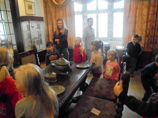  Grafika #13: Starszaki z wizytą w muzeum