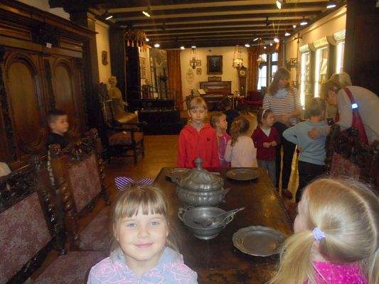  Grafika #16: Starszaki z wizytą w muzeum