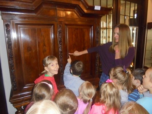  Grafika #12: Starszaki z wizytą w muzeum