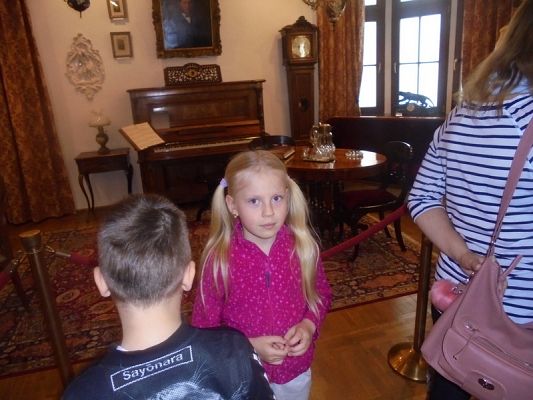  Grafika #19: Starszaki z wizytą w muzeum