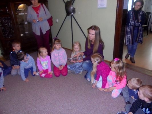  Grafika #0: Starszaki z wizytą w muzeum