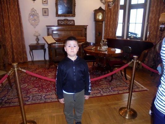  Grafika #18: Starszaki z wizytą w muzeum