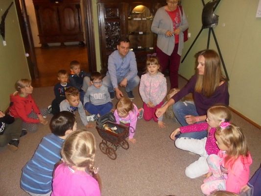  Grafika #8: Starszaki z wizytą w muzeum