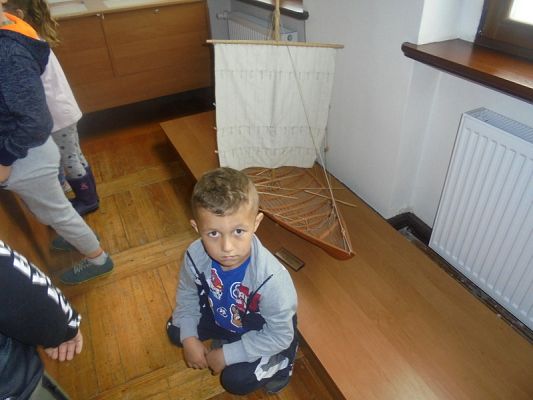  Grafika #5: Starszaki z wizytą w muzeum