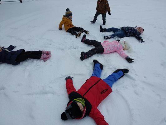  Grafika #1: ZABAWA NA ŚNIEGU