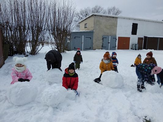  Grafika #4: ZABAWA NA ŚNIEGU