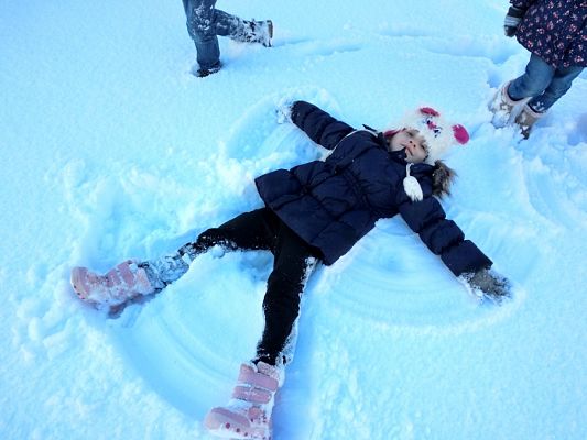  Grafika #8: ZABAWA NA ŚNIEGU