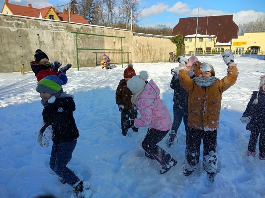  Grafika #10: ZABAWA NA ŚNIEGU