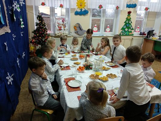  Grafika #5: PRZY WIGILIJNYM STOLE