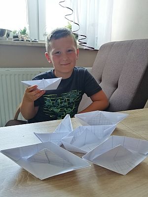  Grafika #0: Dzieci pracują w domu (cz. 9)