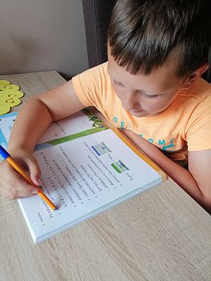  Grafika #42: Dzieci pracują w domu (cz. 9)