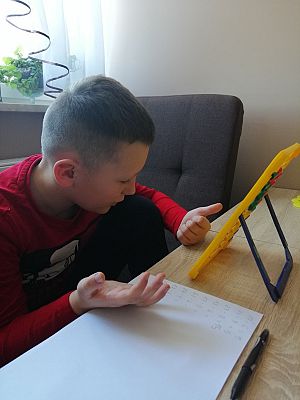  Grafika #12: Dzieci pracują w domu (cz. 3)