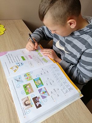  Grafika #57: Dzieci pracują w domu (cz. 3)