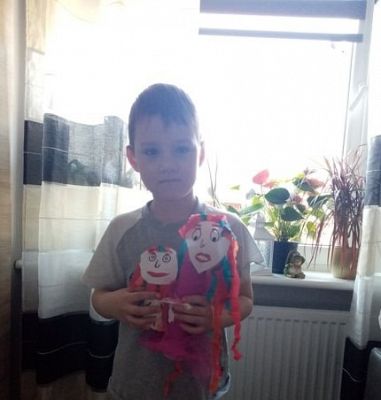  Grafika #70: Dzieci pracują w domu