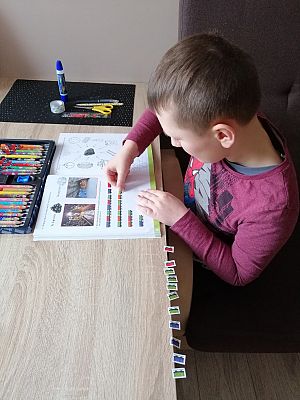  Grafika #6: Dzieci pracują w domu