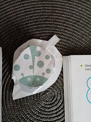  Grafika #8: Dzieci pracują w domu