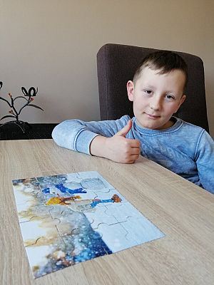  Grafika #10: Dzieci pracują w domu