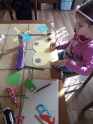  Grafika #4: Dzieci pracują w domu