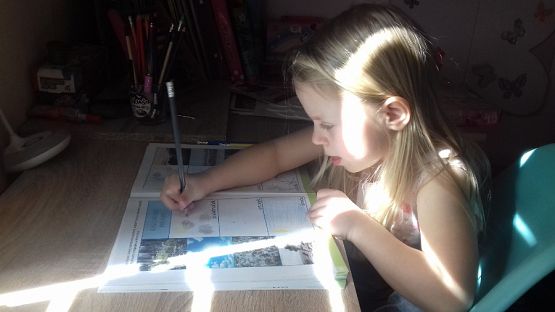  Grafika #19: Dzieci pracują w domu