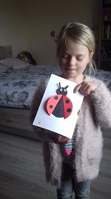  Grafika #27: Dzieci pracują w domu