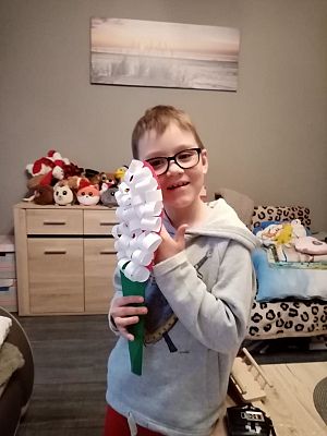  Grafika #2: Dzieci pracują w domu