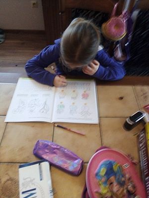  Grafika #31: Dzieci pracują w domu