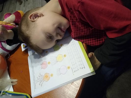  Grafika #43: Dzieci pracują w domu