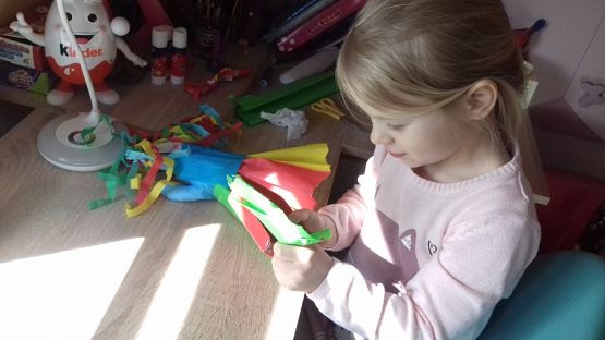  Grafika #55: Dzieci pracują w domu