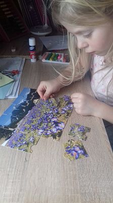  Grafika #22: Dzieci pracują w domu