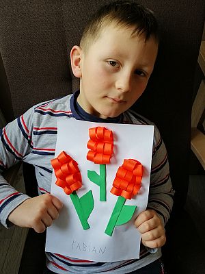  Grafika #45: Dzieci pracują w domu